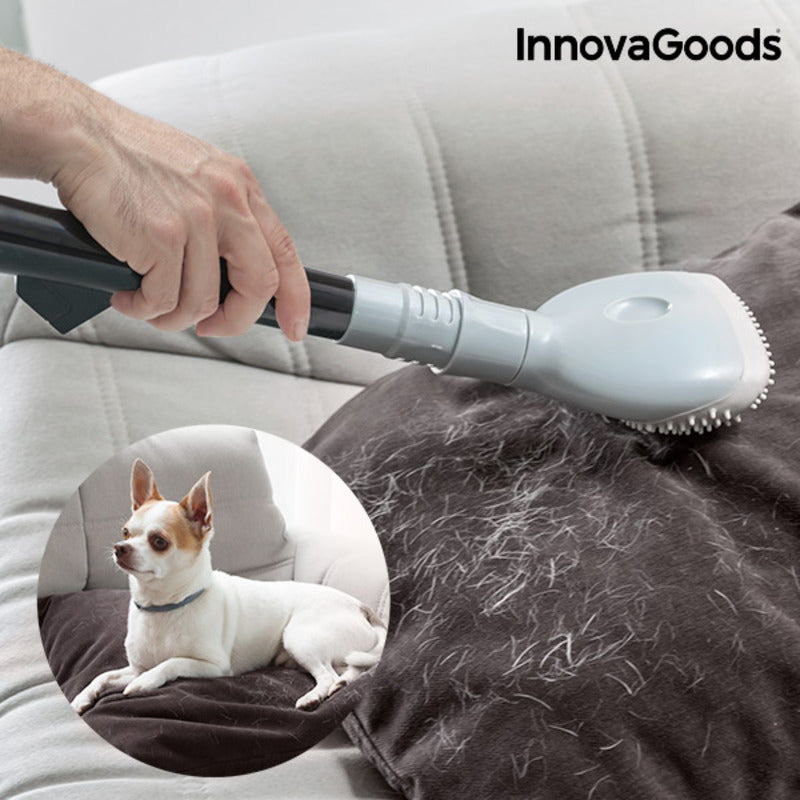Brosse aspirateur anti-poils fixée sur un tuyau d'aspirateur