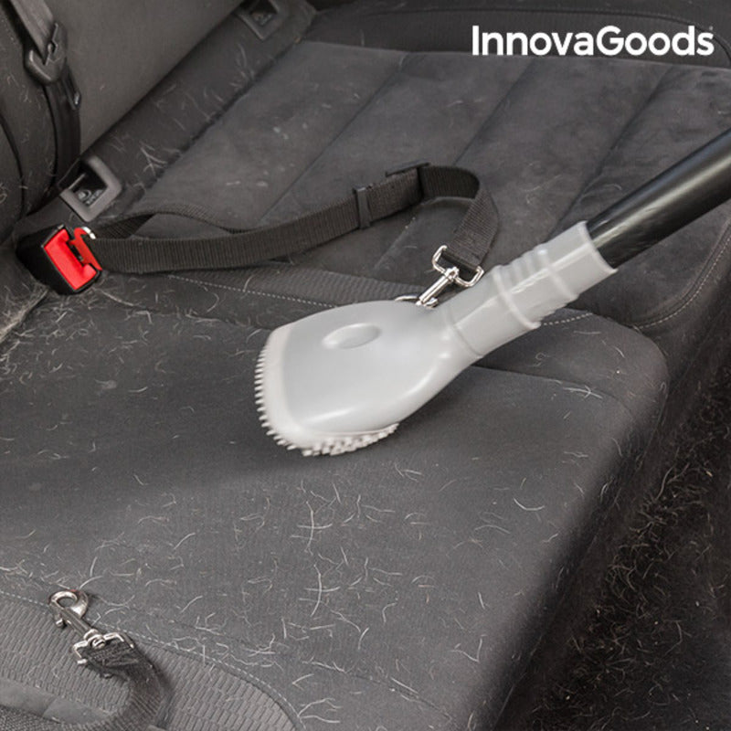 Brosse aspirateur anti-poils utilisée sur une couverture